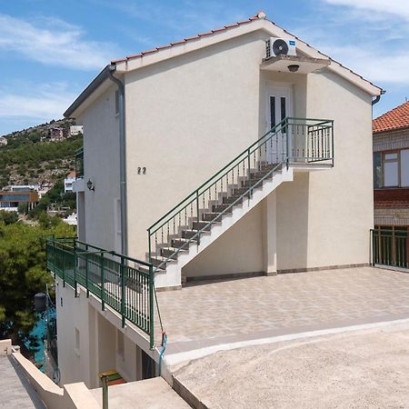 Apartments Ivica Примоштен Екстер'єр фото